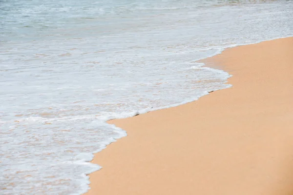 Belle plage de sable fin et vague de mer avec mousse blanche — Photo
