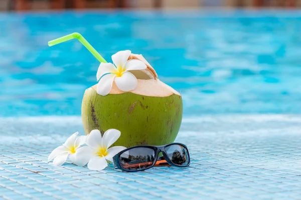 Sulu Hindistan cevizi ve th kenarında güzel frangipani çiçekler