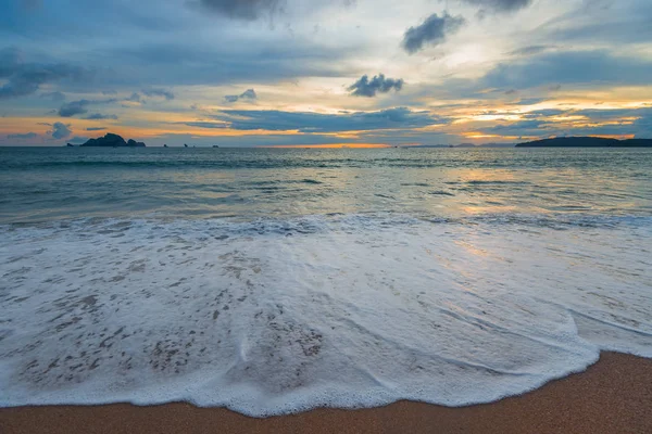Golf op de wal, de wolken in de hemel, de zonsondergang over de zee in Tha — Stockfoto