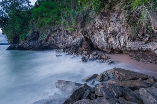 Disparar en un largo tramo de agua de mar y piedras en la noche —  Fotos de Stock