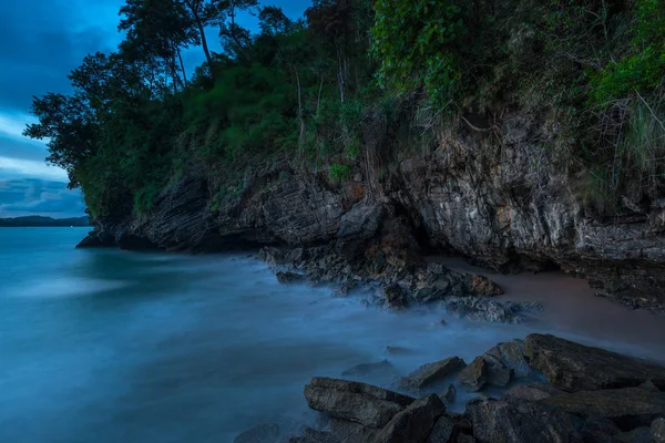 Un paysage marin sombre - le rivage, les rochers et l'eau courante — Photo