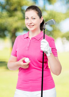 gülümseyen kız golf cou bir arka plan üzerinde bir golf kulübü ile poz