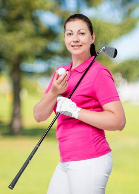 golf sahaları bir arka plan üzerinde poz genç profesyonel golfçü