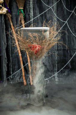 iksir karanlık bir arka plan yok insanlar üzerinde kaynayan bir tencere