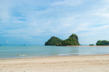 güneşli bir günde Andaman Denizi'nde yeşil küçük dağlar