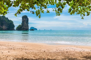 Andaman Denizi Krabi il turkuaz sularında yüksek uçurum