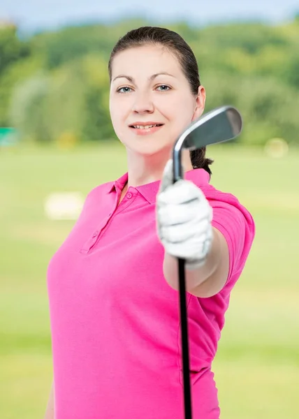 Krásná bruneta golfista s obuškem v ruce na spouštění — Stock fotografie