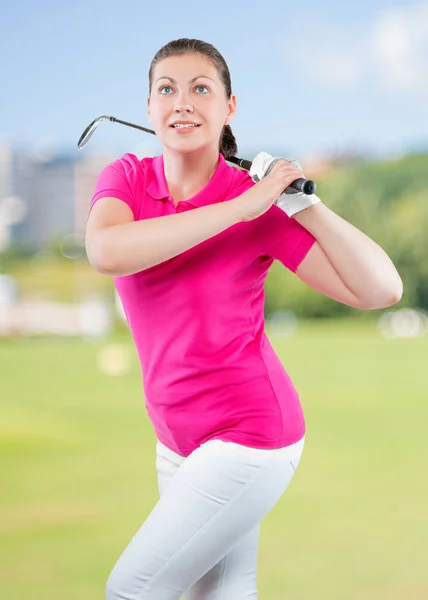 Encantador jovem atleta com um clube de golfe em um fundo de golfe — Fotografia de Stock