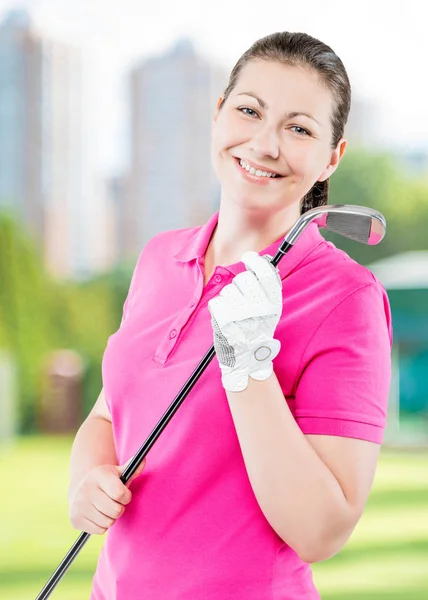 Golfista feliz em um fundo de campos de golfe sorrindo e segurando — Fotografia de Stock