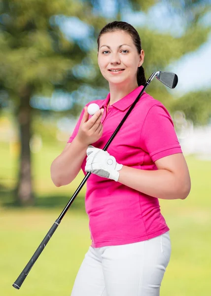 golf sahaları bir arka plan üzerinde poz genç profesyonel golfçü