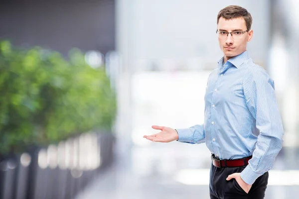 The boss shows his hand to the side, the space on the left in of — Stock Photo, Image