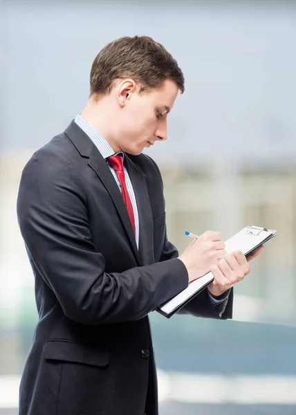 Undertecknandet av viktiga dokument, porträtt boss i office — Stockfoto