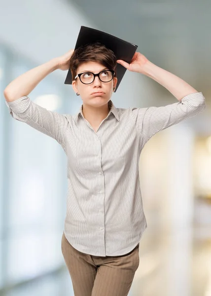 Mujer pensativa preocupado problemas aislados en el trabajo en la oficina — Foto de Stock