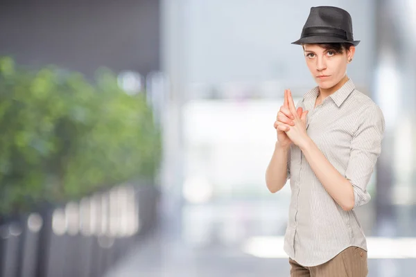 Detective mujer pulgares pistola en la oficina — Foto de Stock