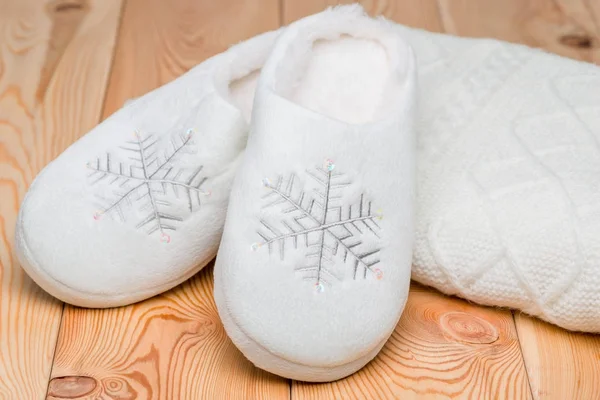 Witte warme pantoffels en een gebreide trui close-up, pantoffels — Stockfoto