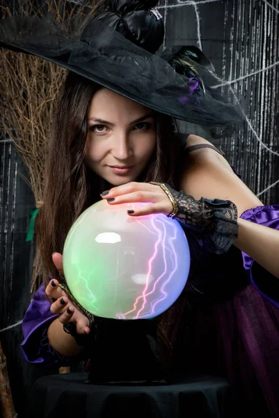 Портрет ведьмы с волшебным шаром для предсказаний — стоковое фото