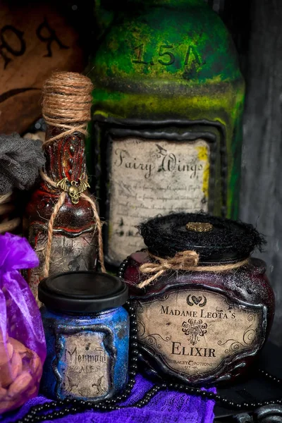 Pots for making potions in the witch's storehouse close-up — Stock Photo, Image