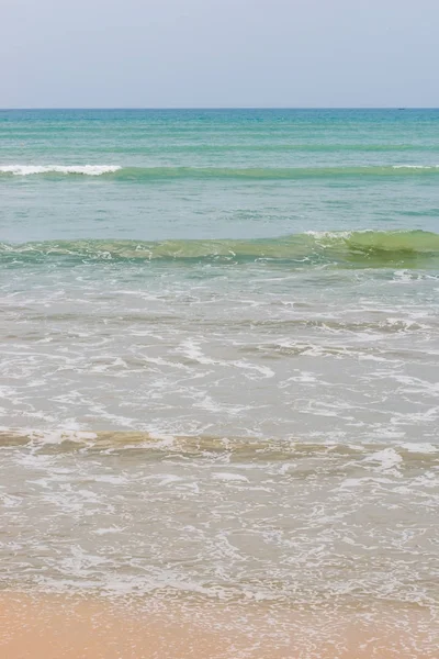 Ondas no quadro, orientação paisagem mar vertical — Fotografia de Stock