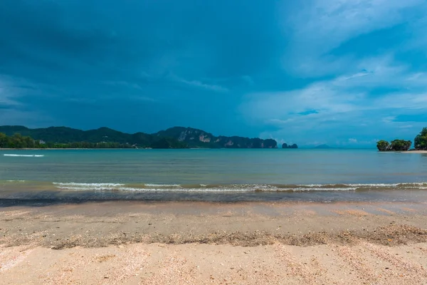 Nuages sombres bleus pluvieux sur la mer d'Andaman Thaïlande — Photo