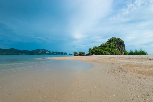Landscape of the Andaman Sea in blue tones, the weather before t — Stock Photo, Image