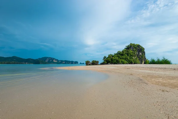 Paisagem do Mar de Andamão em tons azuis, o tempo antes de t — Fotografia de Stock