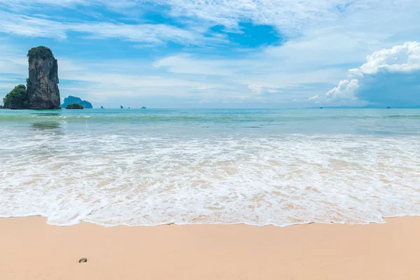 Journée ensoleillée à la station de Tayland, province de Krabi, vue sur la mer — Photo