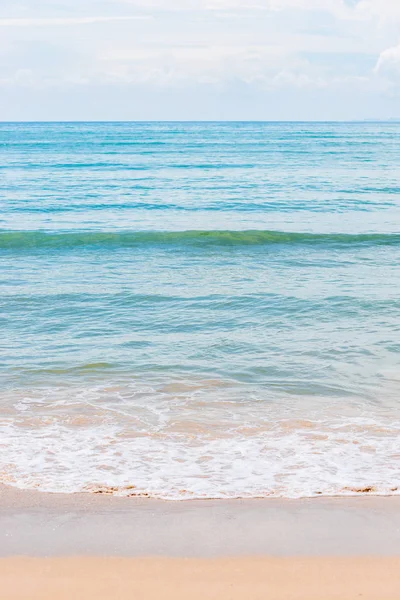 クラビ、タイの海岸の沖の青緑色の水と海をきれい — ストック写真