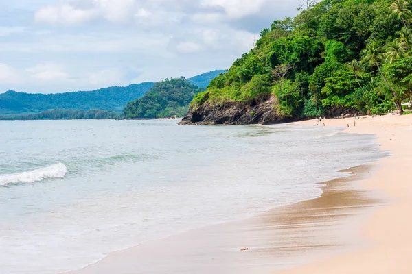 Deniz kıyısında, güzel haddeleme, uzun dalgalar ile bir plaj 