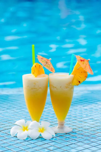 Two glasses of cocktail beautifully decorated with pineapple and — Stock Photo, Image
