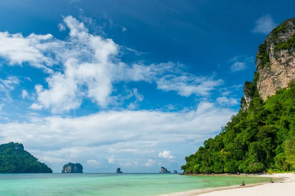 Nagyon gyönyörű trópusi táj, a tenger és a sziklák, Thailan — Stock Fotó