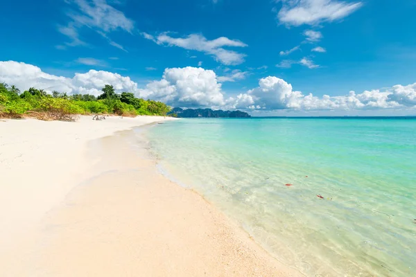 Visitado paraíso de Tailandia - isla de Poda, vista de la playa y — Foto de Stock