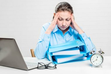 Şiddetli migren co fazla mesai zorunda ile yorgun muhasebeci