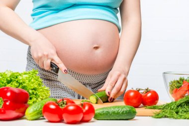 Gelecekte anne ve sağlıklı gıda, sebze salatası elleri hazırlamak