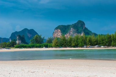 yüksek dağlarla kaplı orman mavi gökyüzü ile ve 