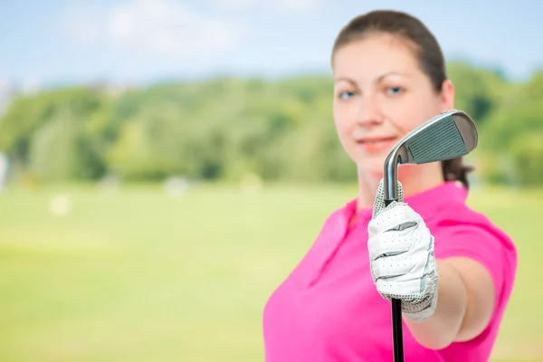 Taco de golfe na mão um golfista fechar em foco em um fundo de — Fotografia de Stock