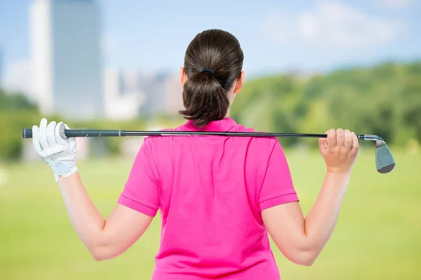 Espalda es atletas con equipo para jugar al golf en un fondo —  Fotos de Stock