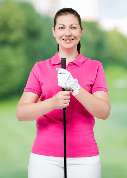 Golfer kijken naar de camera en het houden van een golfclub op een backgr — Stockfoto