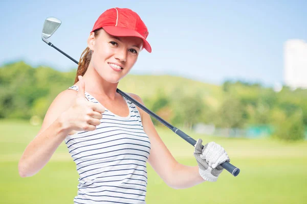 Golfer jong en succesvol met golf club op een achtergrond van g — Stockfoto