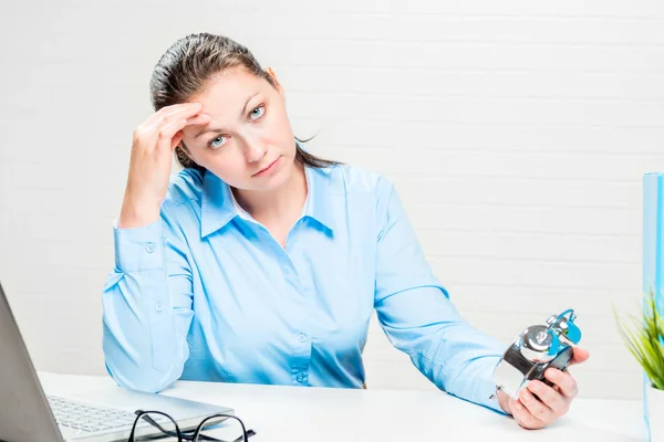 Businesswoman with an alarm clock is waiting for the end of the — Stock Photo, Image