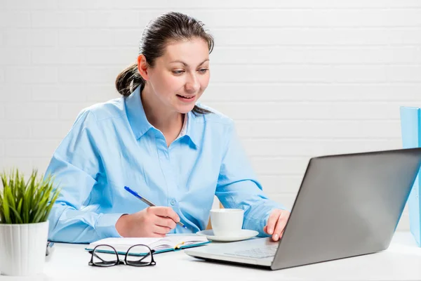 Secretary girl working in the office behind laptop — Stock Photo, Image