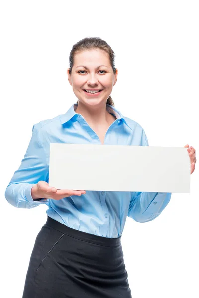 Mujer sonriente con un cartel en una camisa azul sobre un fondo blanco — Foto de Stock