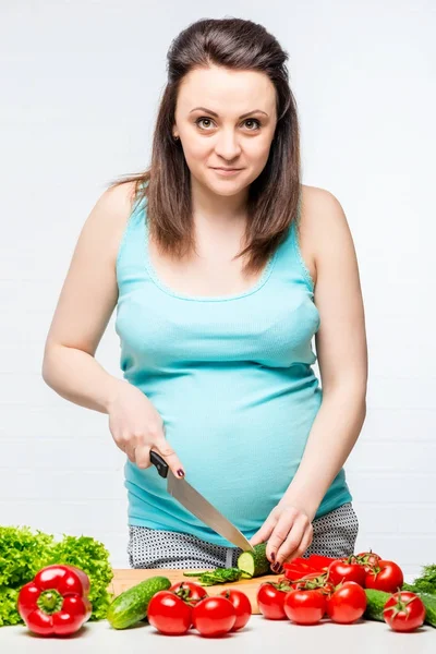 Schwangere bereitet frischen, gesunden Gemüsesalat zu — Stockfoto