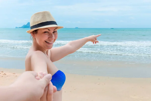 Lycklig kvinna visar en man något i havet — Stockfoto