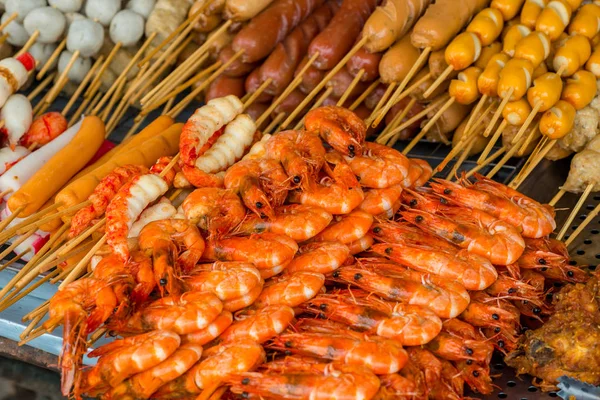 Velké krevety a grilované klobásy, vařené na ulicích Thail — Stock fotografie