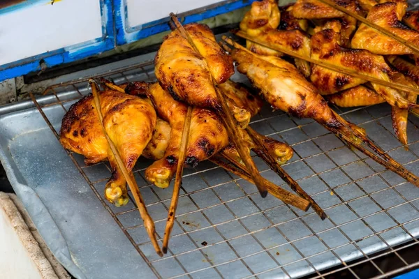 Nohy a kuřecí křídla na grilu v ulici thajské — Stock fotografie