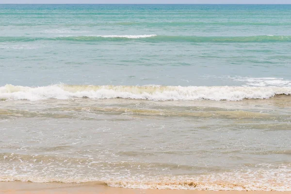 Horizontale zeegezicht golven op een zandstrand — Stockfoto