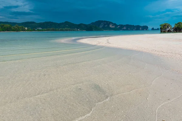 The warm and clear water of the Andaman Sea and the soft sand on — Stock Photo, Image