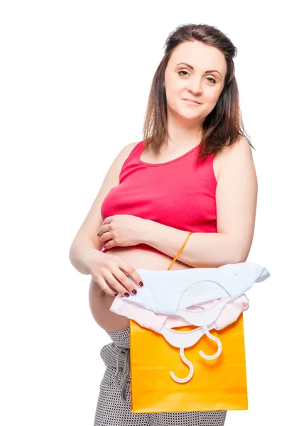 Portret van een zwangere vrouw met boodschappentassen op een witte backg — Stockfoto