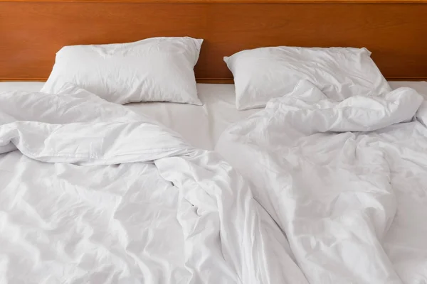 皱巴巴的床白色亚麻布在早上到酒店后的 g — 图库照片