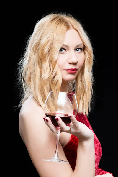 Retrato vertical de um homem em um vestido vermelho com um copo de vinho i — Fotografia de Stock